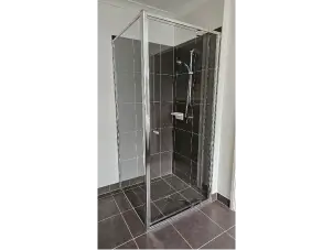 singles/semi-framless-shower-screen.webp